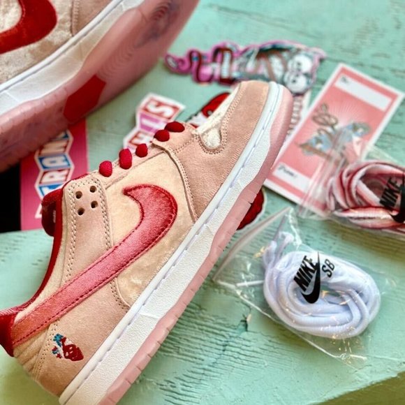 Dunk Low SB x StrangeLove Valentines Day